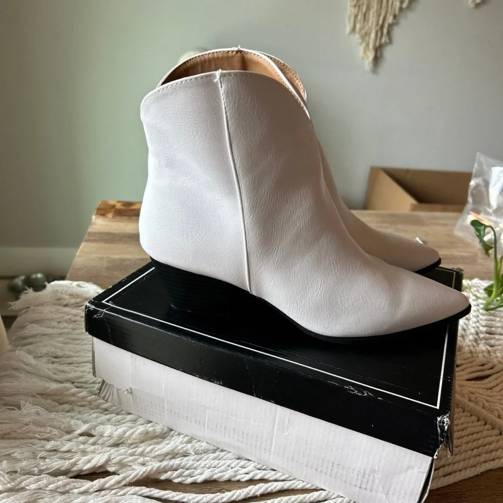 QUPID WOMENS WHITE BOOTS BOOTIES SZ 10 - Picture 2 of 6